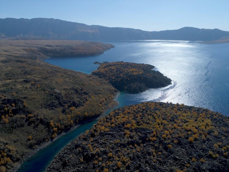 <p>2018 yılında uygulamaya geçilecek. Bu uygulamada 3 kontrol noktamız var. Bunlardan biri zirvede ikisi ise sıcak ve soğuk göllerde olacak. Seyir terasımız, kır bahçemiz, 2 iskele, peyzaj çalışmaları, yürüyüş yolları, bütün güzellikleriyle, burayı bir turizm ve cazibe merkezi haline getirmek için çalışmalarımız devam etmekte."</p>
