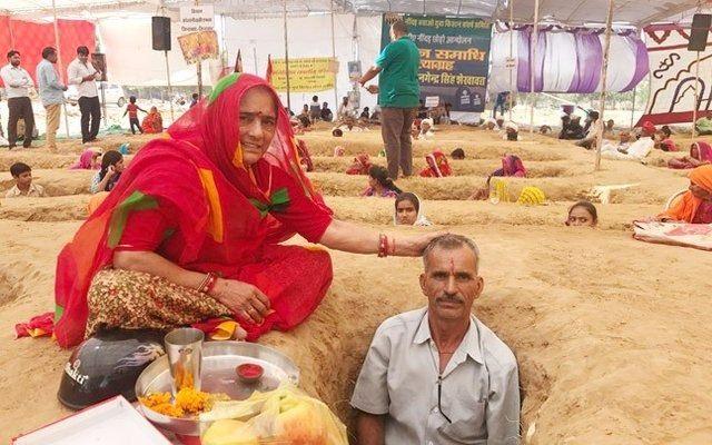 <p>Jaipur İmar Müdürlüğü ise eylemcilerin köy dışından geldiğini iddia ediyor ve pazarlığa yanaşmıyor.</p>
