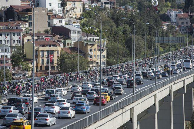<p>Vatandaşların büyük ilgisini çeken kortej, 15 Temmuz Şehitler Köprüsü'nden geçerek Edirnekapı Şehitliğine gitti.</p>

<p> </p>
