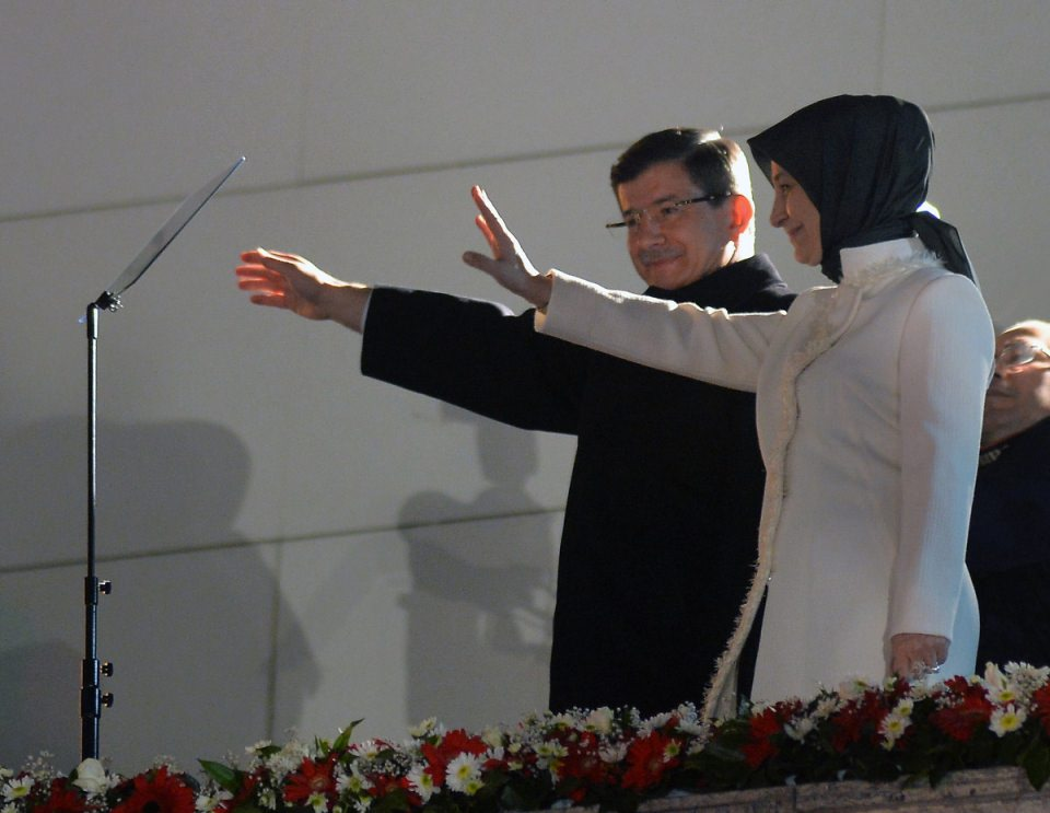 <p>AK Parti Genel Başkanı ve Başbakan Ahmet Davutoğlu, seçim sonuçlarının ardından AK Parti Genel Merkez binasının balkonundan vatandaşlara hitap etti. Başbakan Davutoğlu ve eşi Sare Davutoğlu vatandaşları selamladı.</p>

<p>- 2 Kas 2015</p>
