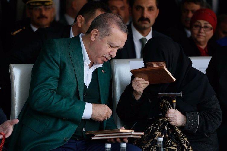 <p>Cumhurbaşkanı Erdoğan'ın talimatı üzerine Erdem ve eşi Sadullah Erdem, Aile ve Sosyal Politikalar Bakanı Fatma Betül Sayan Kaya tarafından makam aracıyla miting alanına getirildi.</p>
<p> </p>