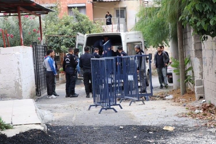 <p>Çünkü Erdal, definecilerin içine sızmış bir muhbirdir… ABD’li misyoner ile tarih profesörünün o dönem yaptıkları kazılarda içi yaklaşık 19 milyon TL olduğu tahmin edilen hazineyle dolu bir lahit bulduğuna şahit olmuştur.</p>
