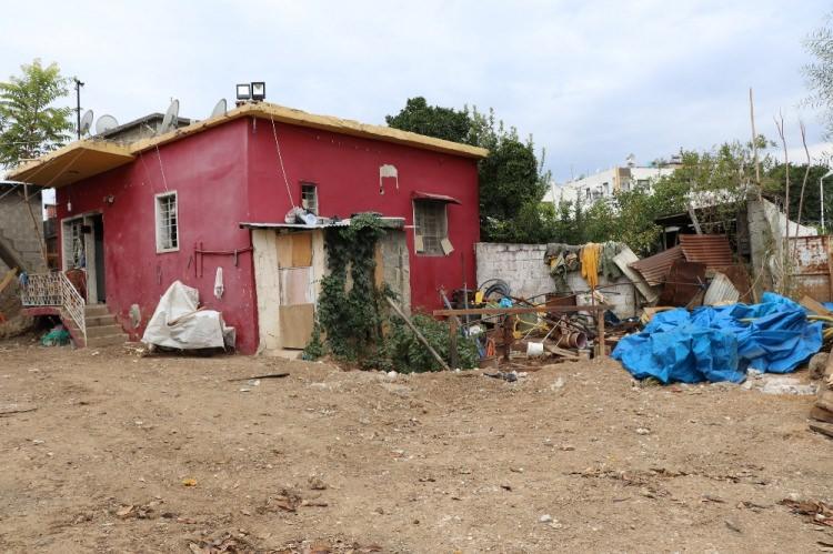 <p>Erdal, kaçakçılık şubesine ihbarda bulunur, tüm delilleri verir, 7 kişi tutuklanır ancak tutanakta hazineden bahsedilmez…</p>
