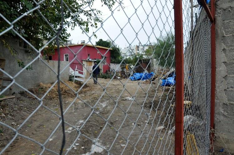 <p>Ve ilk adım atılarak misyonerlerin yaptığı kazıdan yola çıkan ekipler Tarsus’ta 82 Evler Mahallesi’ndeki gecekondudaki kazı çalışmalarına Ankara’dan gelen özel ekipve  arkeologlarla start verir.</p>
