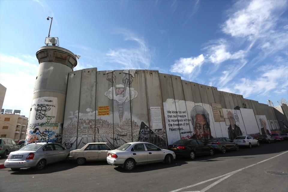 <p>İsrail tarafından Batı Şeria'da inşa edilen Ayrım Duvarının Beytullahim tarafında kalan kısmı, İsrail işgaline tepki gösteren ve Filistin halkına destek veren grafitilerle süsleniyor.</p>
