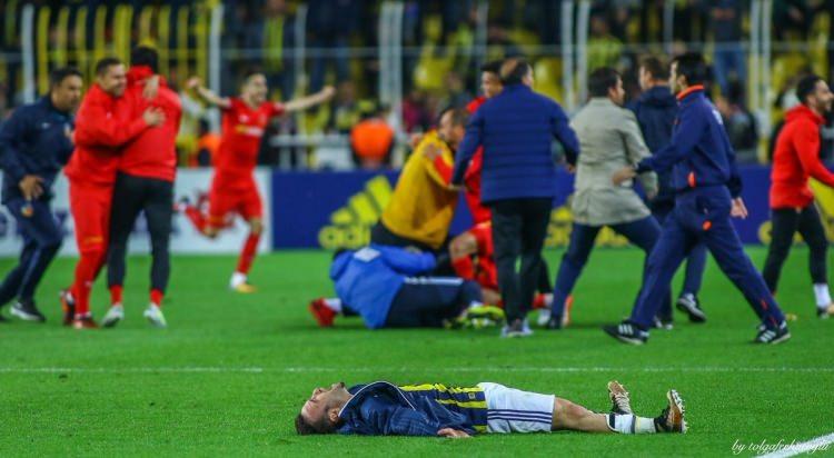 <p>Kadıköy'de Galatasaray'a karşı 2-0 öndeyken farka gidebilecekken 2-2'ye getirttiğin günden beri istemiyorum, affetmiyorum seni Aykut Kocaman.</p>
