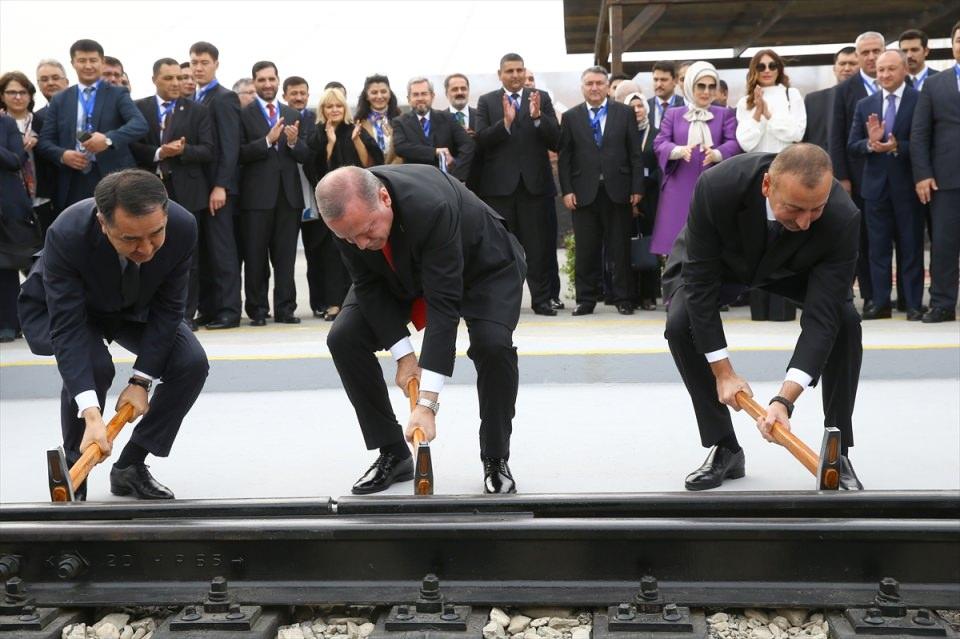 Cumhurbaşkanı Erdoğan, Bakü'de ilk çiviyi çaktı