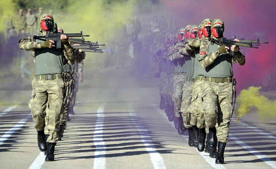 <p>Daha sonra kursu birinci bitiren uzman erbaş, yaş kütüğüne ismini çaktı.</p>

<p> </p>
