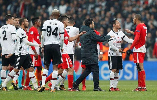 <p>Portekizli futbolcuya saldırmak isteyen Raggi'yi takım arkadaşları güçlükle sakinleştirdi.</p>
