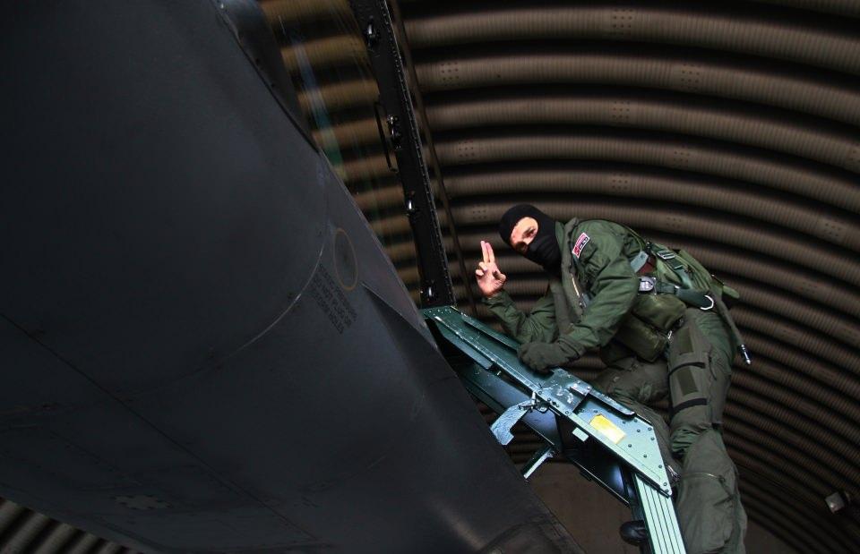<p><strong>"Bir defa kaplan, her zaman kaplan" </strong><br />
<br />
Balıkesir'de konuçlu olan Kaplan Filo'nun pilotları günlük işlerinden yeme içme alışkanlıklarına kadar hayatını uçuşa göre planlıyor. Günde en az 8 saat uyuyan pilotlar, her uçuş öncesinde doktor tarafından muayene edilerek 'Uçuş yapabilir' onayı alıyor.</p>