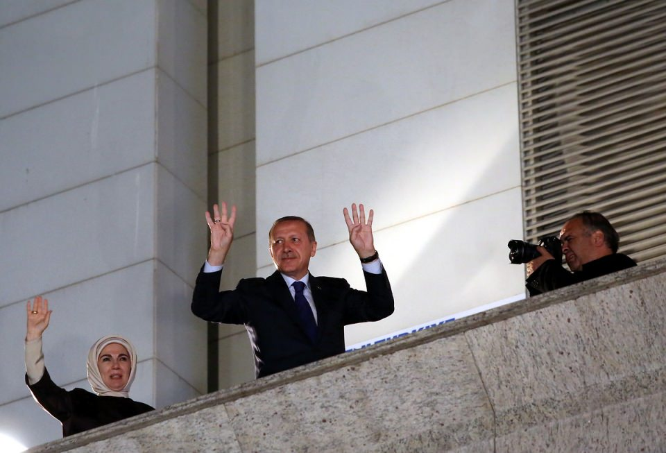 <p>Ak Parti Genel Başkanı ve Başbakan Recep Tayyip Erdoğan, partisinin 2014 yerel seçimlerinden birinci çıkması dolayısıyla, Ak Parti Genel Merkezi'nde geleneksel balkon konuşmasıyla partililere hitap etti.</p>
<p> </p>
<p>- 30 Mar 2014</p>