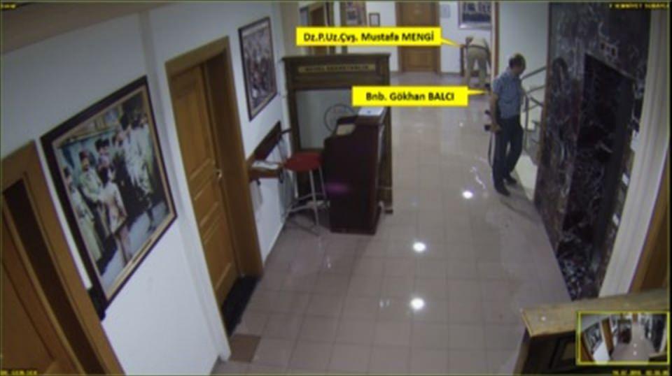 <p>Saat 02.39'da protokol yolu kuzey istikametinden güneydeki nöbetçi kulübesine ilerleyen Kurmay Albay Mustafa Çiçek ve Kurmay Yarbay Erdoğan Kurt'un silahlı oldukları görülüyor.</p>

<p> </p>
