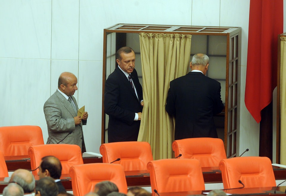 <p>TBMM Başkanlık Seçimi. AK Parti adayı Mehmet Ali şahin Başkan Seçildi.</p>
<p> </p>
<p>- 4 Ağu 2009</p>
