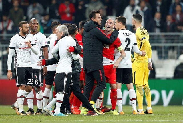 <p>Beşiktaş'ın Portekizli süper yıldızı Ricardo Quaresma, Monaco maçının son dakikalarında yaptığı hareketle yürekleri ağızlara getirdi.</p>

