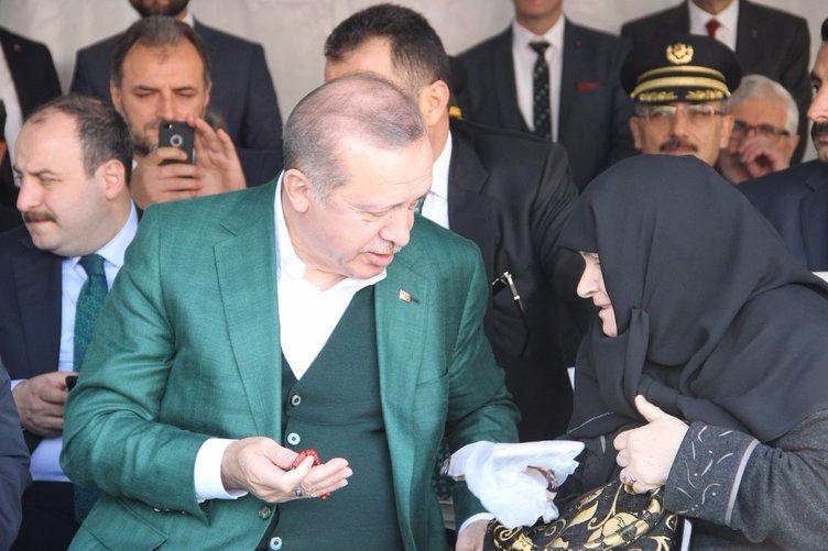 <p>Cumhurbaşkanı Erdoğan'ı görünce çok duygulandığını ifade eden Erdem, "Daha Refah Partisi döneminden yani 21 yıldır görüşmek istiyordum. Dualarım bugün kabul oldu." dedi.</p>
<p>Bakan Kaya'nın evlerine gelerek kendilerini dinlediğini aktaran Erdem, Kaya'ya, Erdoğan'a yazdığı şiirleri okuduğunu belirtti.</p>