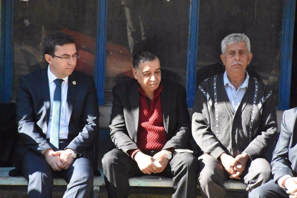 <p>Şehit Gökhan Kurak’ın babası (ortada) Sezgin Kurak, oğluyla en son dün telefonda konuştuğunu söyleyerek şöyle dedi: "Sabah hastanedeydim. Orada annemi doktora çıkardım. Tanımadığım numaradan aradılar. Kim olduğunu sordum. ’Ben Gökhan’ın silah arkadaşıyım’ dedi. ’Bir şey mi var?’ dedim. ’Siz nesi oluyorsunuz?’ dedi. ’Ben babasıyım’ dedim.<br />
</p>