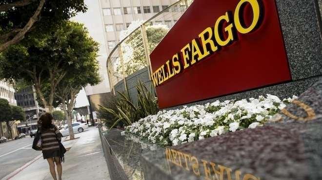 <p><strong>2. İlk internet bankacılığı onun</strong></p>

<p> </p>

<p>Wells Fargo, ilk internet bankacılığı hizmetini sunan bir banka. 94 yılında 10 bin aktif kullanıcı olan banka 2013'te ABD'nin en çok kar eden bankası oldu. 2011'de açılan bir milyon sahte hesap nedeniyle bankaya 100 milyon dolar ceza kesilmişti; 5 bin 300 çalışan işinden olmuştu. Marka değeri 41.618 milyon dolar.</p>
