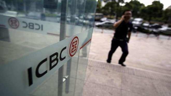 <p><strong>1. Dünyanın en büyüğü</strong></p>

<p> </p>

<p>1984 yılında Çin’in Pekin şehrinde kurulan ICBC‘nin dünyanın en büyük bankası olduğu düşünüldüğü zaman; bu kadar kısa bir sürede 100-150 yıllık bankaları geçti. 1999 yılına gelindiğinde ICBC’nin Lüksemburg, Paris, Brüksel, Milan, Amsterdam, Lizbon, Barcelona, Varşova ve Madrid gibi büyük Avrupa kentlerinde şubeleri mevcuttu ve bütün bunlar “ICBC Europe” adlı alt kol çatısında toplanmıştı. Türkçe ismi “Çin Endüstri ve Ticaret Bankası” olan ICBC’nin günümüzde Goldmn Sachs, Dresdner Bank ve American Express gibi büyük yatırım ortakları mevcuttur. Marka değeri 47.832 milyon dolar.</p>
