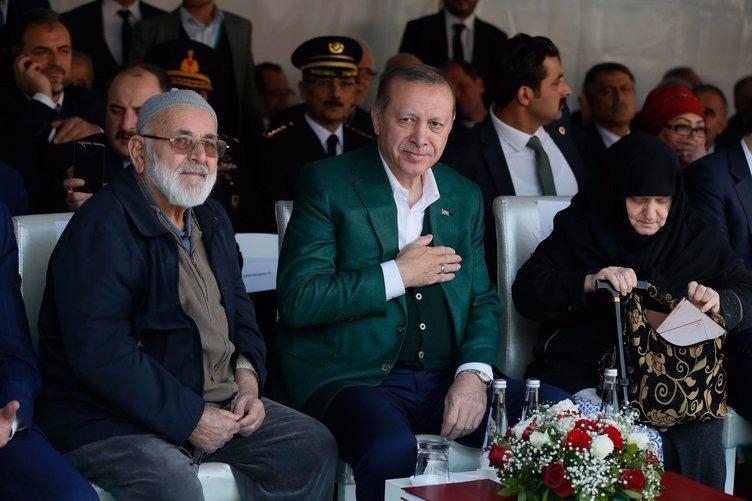 <p><strong>"3 GÜN ÖNCE RÜYAMDA GÖRDÜM"</strong></p>
<p>Erdem, AA muhabirine yaptığı açıklamada, 21 yıldır Erdoğan'la görüşmek için dua ettiğini sonunda duasının kabul olduğunu söyledi.</p>