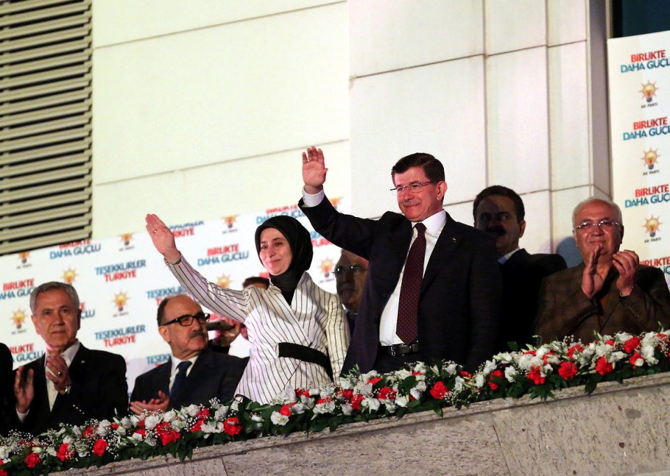 <p>AK Parti Genel Başkanı ve Başbakan Ahmet Davutoğlu parti genel merkezinin balkonundan vatandaşlara seslendi.</p>

<p> </p>

<p>- 8 Haz 2015</p>
