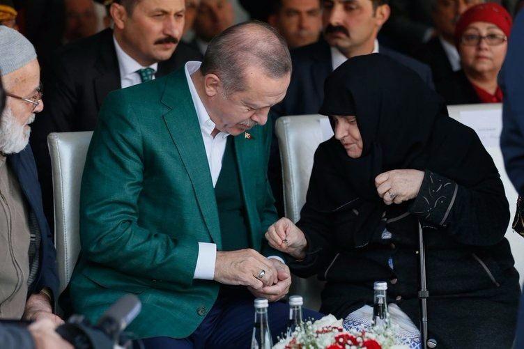 <p>Manisa'nın Şehzadeler ilçesinde yaşayan Müşerref Erdem (70) 21 yıldır tanışmak istediği Cumhurbaşkanı Recep Tayyip Erdoğan ile açılış töreni öncesi görüştü.</p>
<p> </p>
