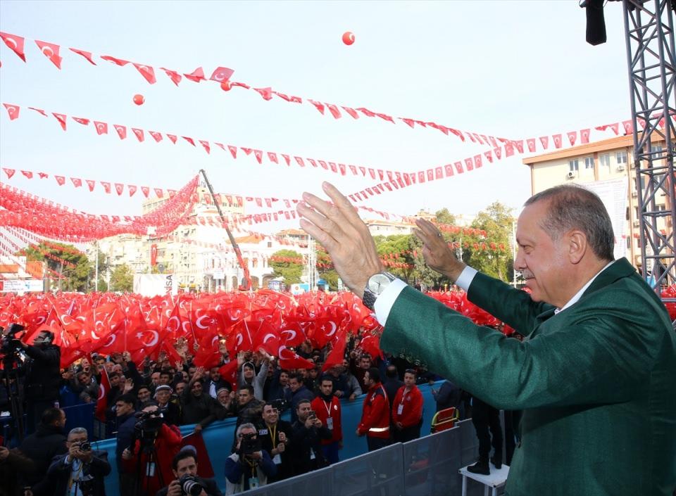 <p>Cumhurbaşkanı Recep Tayyip Erdoğan, Manisa Cumhuriyet Meydanı'nda toplu açılış törenine katıldı.</p>

<p> </p>
