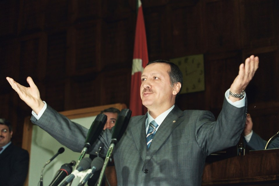 <p>Siirt'ten milletvekili seçilerek Başbakanlık koltuğuna oturan AK Parti Genel Başkanı Recep Tayyip Erdoğan, AK Parti Grup Toplantısına katılarak bir konuşma yaptı.<br />
<br />
- 3 Nis 2003</p>