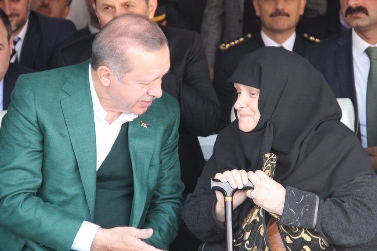 <p>Erdoğan'ın kendisine tesbih hediye ettiğini söyleyen Sadullah Erdem, " Tesbihin Diyarbakır'dan değerli bir insandan kendisine verilen bir hediye olduğunu söyledi." diye konuştu.</p>

<p> </p>
