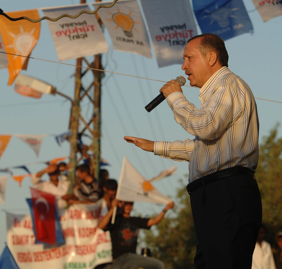 <p>Başbakan Recep Tayyip Erdoğan, Dışişleri Bakanı Abdullah Gül ve partiye yeni katılan Ertuğrul Günay 2007 seçim turunda Diyarbakır'da miting düzenledi.</p>
<p> </p>
<p>- 24 Haz 2007</p>