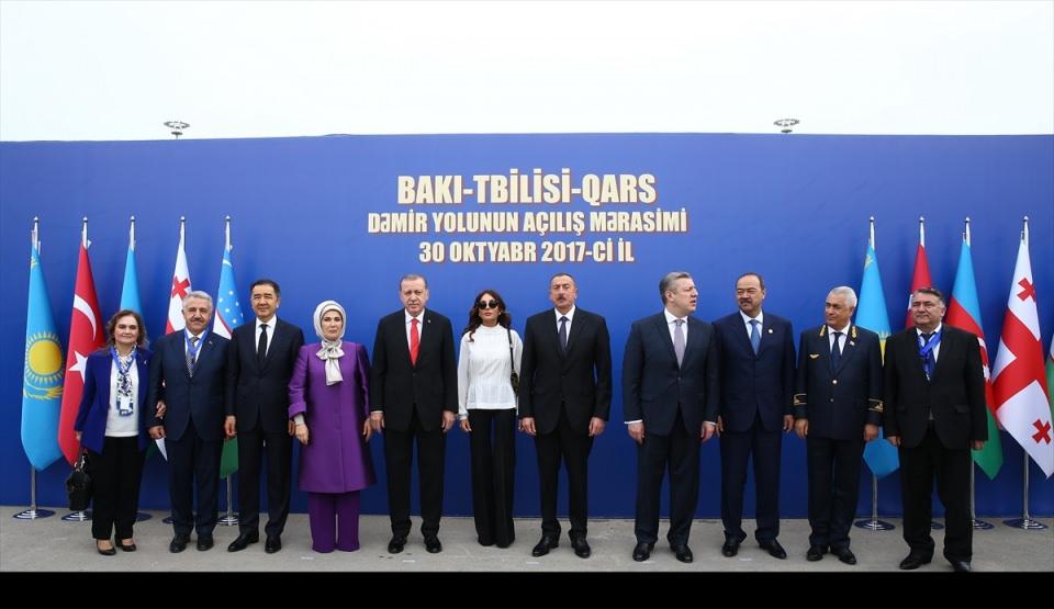 <p>T&ouml;rene, Cumhurbaşkanı Erdoğan ve eşi Emine Erdoğan'ın yanı sıra Azerbaycan Cumhurbaşkanı İlham Aliyev ve eşi Mihriban Aliyeva, Kazakistan Başbakanı Bakıtcan Sagintayev, &Ouml;zbekistan Başbakanı Abdulla Aripov ve G&uuml;rcistan Başbakanı Giorgi Kvirikaşvili de katıldı.</p>
