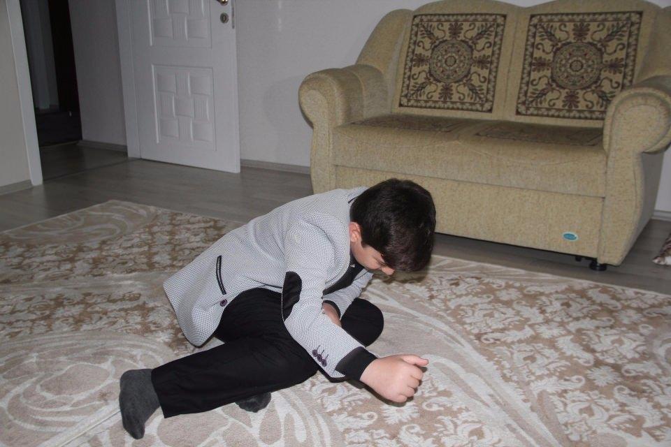 <p>DMD'de kalça ve omuz çevresi kaslarında başlayan zayıflık giderek ilerler, gövdede karın ve sırt kaslarının da zayıflaması sonucu çocuklar yürüme sırasında karınlarını öne doğru çıkararak yürürler. Bacak kaslarındaki zayıflığın ilerleyişi ile sık düşerler, yerden kalkma ve merdiven çıkma aktivitelerinde zorlanırlar ve ortalama 9-11 yaş arasında yürüme yeteneğini kaybederek tekerlekli sandalye kullanmaya başlarlar. Bu aşamadan sonra kol kasları da giderek zayıflar ve çocuk kollarını kullanmakta da zorlanır.</p>

<p> </p>
