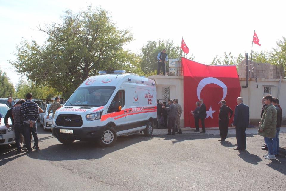 <p>3 kardeşin en küçüğü olan şehidin baba ocağının evinin önünde sağlık ekipleri hazır bekledi. Şehidin baba evinin bulunduğu sokağın girişine Türk bayrağı asıldı.</p>
<p> </p>