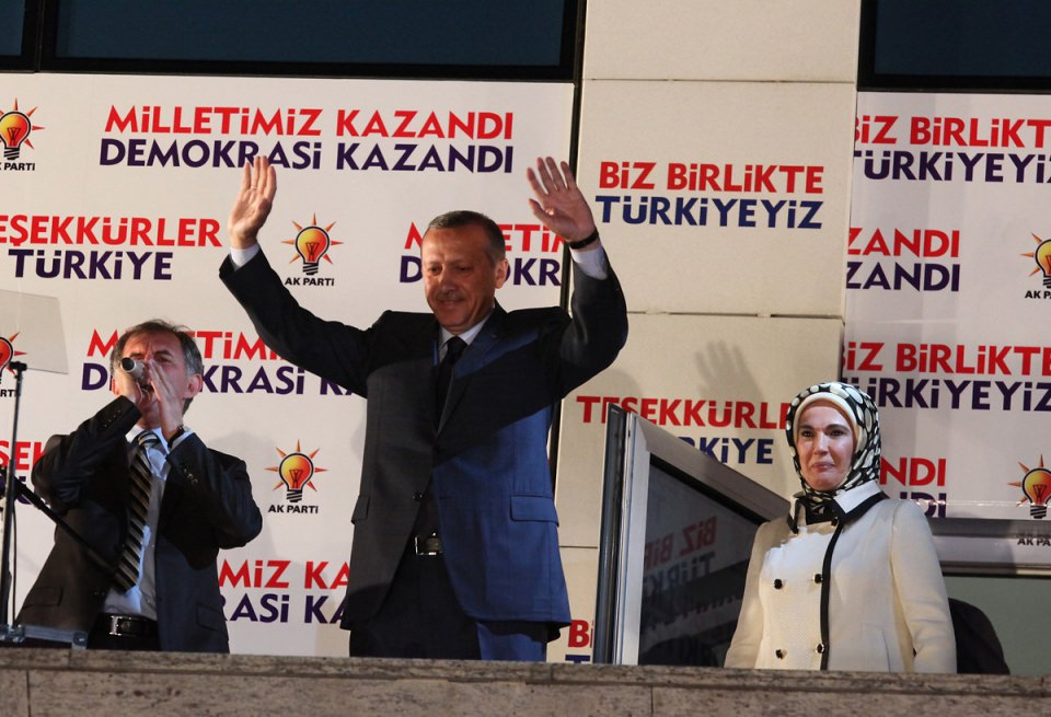 <p>AK Parti Genel Başkanı ve Başbakan Recep Tayyip Erdoğan, seçim zaferinin ardından parti genel merkezinin balkonundan partililere hitaben bir konuşma yaptı. Erdoğan'a eşi Emine Erdoğan eşlik etti.</p>
<p> </p>
<p>- 12 Haz 2011</p>