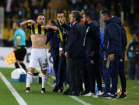 <p>Fenerbahçeli Mathieu Valbuena ilk yarıda aldığı darbeyle yerde kaldı.</p>
