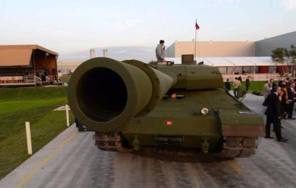 <p>Altay tankında tank komutanı, nişancı, sürücü ve doldurucu olarak 4 mürettebat görev yapıyor. Altay’ın üzerinde ana silah olarak, birçok farklı mühimmatları atabilen 120 mm’lik 55 kalibre top bulunuyor.</p>

<p> </p>
