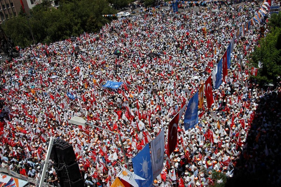 <p>Başbakan Recep Tayyip Erdoğan, AK Parti'nin Uşak'ta düzenlediği mitinge katılarak vatandaşlara hitap etti. Erdoğan daha sonra TOKİ'nin düzenlediği anahtar teslim törenine katıldı.</p>
<p> </p>
<p>- 24 Haz 2007</p>