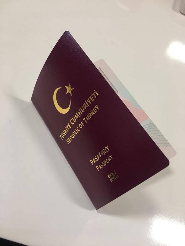 <p>Yeni nesil pasaportlarda kişisel bilgilerin yer aldığı bölüm, TC kimlik kartlarında da kullanılan polikarbon malzemeden imal edilerek, sahteciliğe karşı daha güvenli hale geldi.</p>
