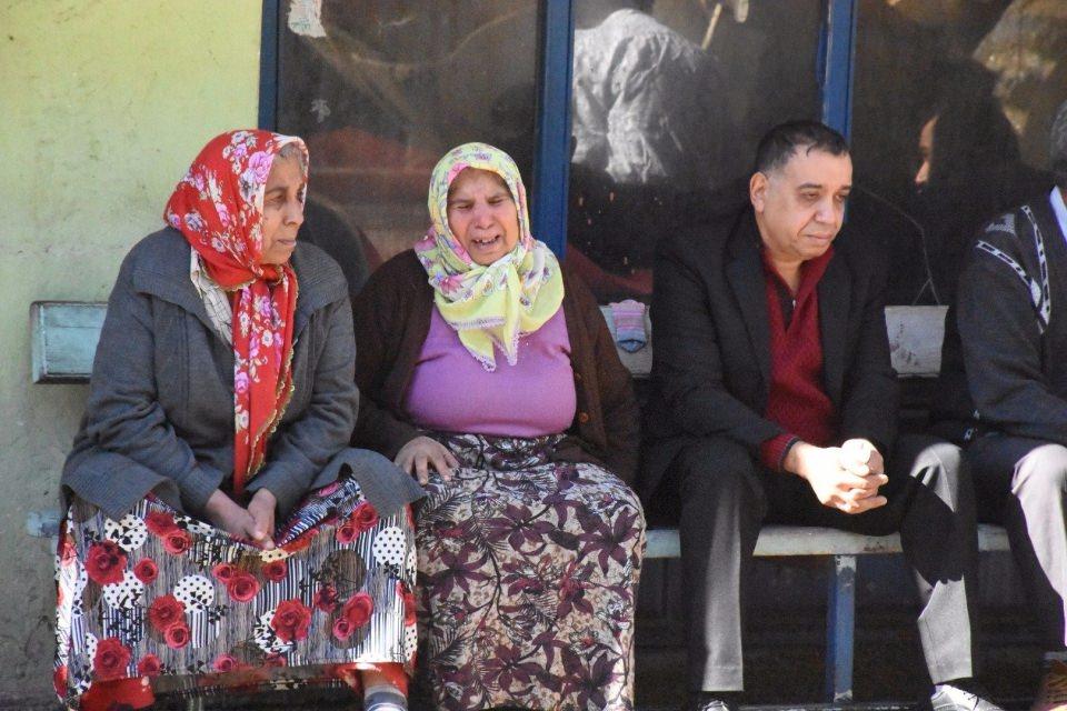 <p>’Ağabey Gökhan Kurak’ı kaybettik’ dedi. En son dün akşam telefonda görüştük. İyi olduğunu söyledi. Herhangi bir durum yoktu. Doğuda görev yaptığı için şimdi evlenmek istemiyordu. Batıya tayininin çıkmasını bekliyordu. 8 ay gibi bir süresi kalmıştı. Ev alma hayali vardı ama olmadı. Kardeşi de katıldı kazandı ama ben yollamadım. O evli, 2 çocuğu var. Ben yollamadım. Yanımda durmasını istedim." </p>