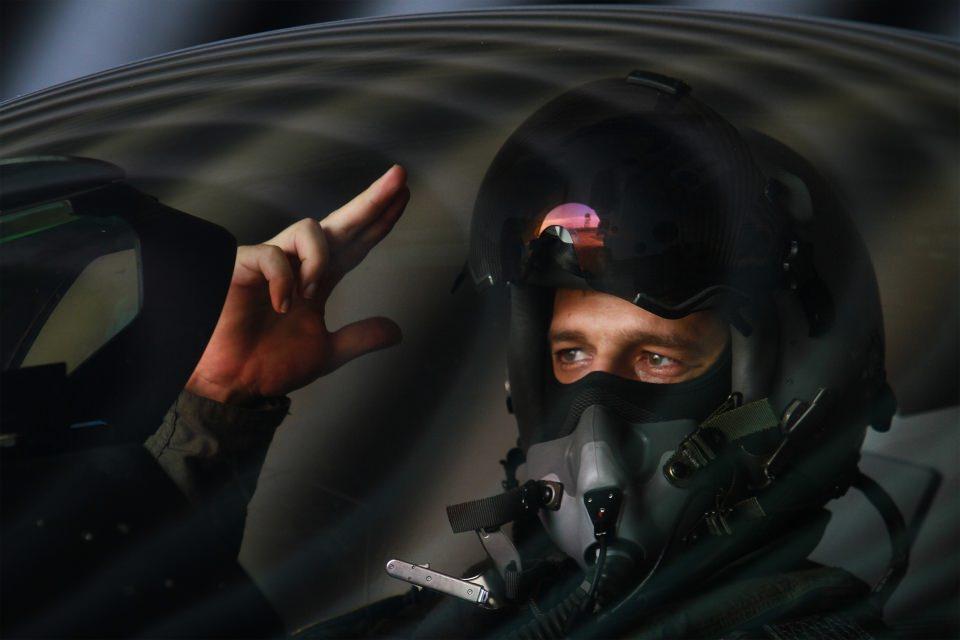 <p>Uçuşların dışında tesislerde zaman geçiren pilotlar, subaylar, astsubaylar dostluk, arkadaşlık hatta kardeşlik bağına verdikleri önemi gözler önüne seriyor ve neredeyse tüm zamanlarını beraber geçiriyor. </p>
