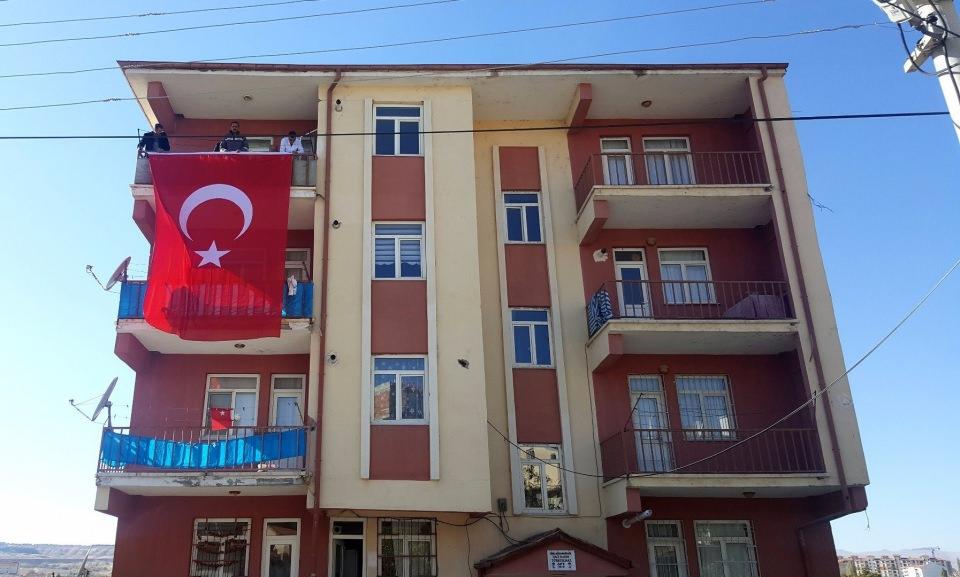 <p><strong>'BU HABER İÇİN KAPIYI AÇMAM'</strong></p>

<p>Heyeti binanın önünde gören şehidin kız kardeşi Sultan Kavun, "<strong>Bu haber için kapıyı açmam</strong>" diyerek feryat etti.<br />
<br />
Şehit Tayfun Kavun’un ilk görev yerinin Hakkari’nin Şemdinli ilçesi olduğu, göreve başladıktan sonra kredi çekerek araba aldığı öğrenildi.<br />
<br />
Merkez Kuşdilli Mahallesi'ndeki şehidin evine Türk bayrağı asıldı. </p>
