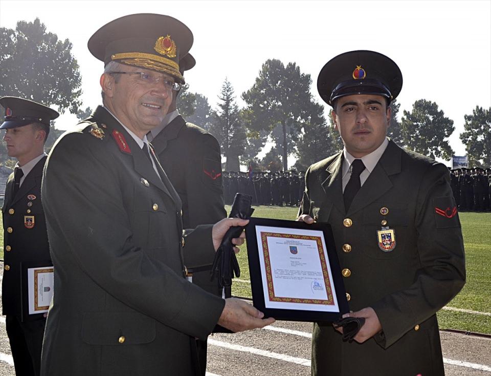 <p>Bundan sonra ülkenin birlik ve bütünlüğünün korunmasında üstün görev anlayışı, mesai mefhumu gözetmeksizin fedakarca görev yapan jandarma teşkilatının çeşitli birliklerinde kursu tamamlayanların görev alacağını ifade eden Çakmak, "Sizlerin bu birliklerde çok başarılı olacağınızdan asla şüphem yoktur.</p>
<p> </p>