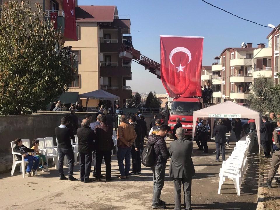 <p>34’üncü Hudut Tugay Komutanlığına bağlı hudut karakolunda sözleşmeli piyade er olarak görev yapan Şehit Karaaslan’ın 9 ay önce göreve başladığı ve yeni evli olduğu öğrenildi.</p>

<p> </p>
