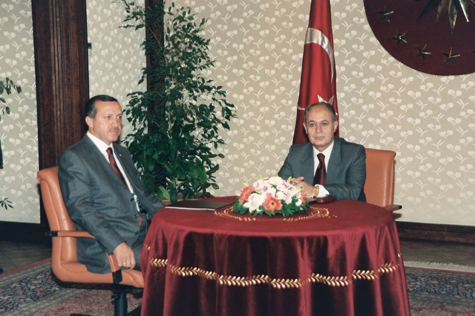 <p>Cumhurbaşkanı Sezer, Ak Parti Genel Başkanı Recep Tayyip Erdoğan'ı Çankaya Köşkü'nde kabul etti.</p>
<p><br />
- 7 Kas 2002</p>
