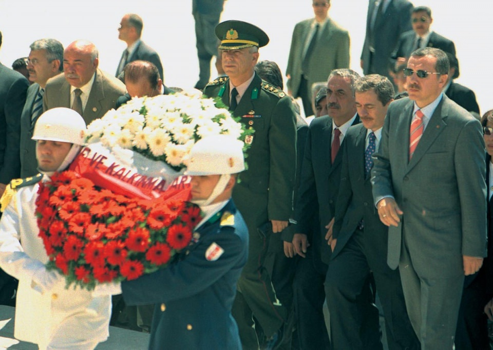 <p>AK Parti Genel Başkanı Recep Tayyip Erdoğan ve kurucular kurulu üyeleri, 2. kuruluş yıldönümü dolayısıyla Anıtkabir'i ziyaret etti.</p>
<p>- 14 Ağu 2003</p>