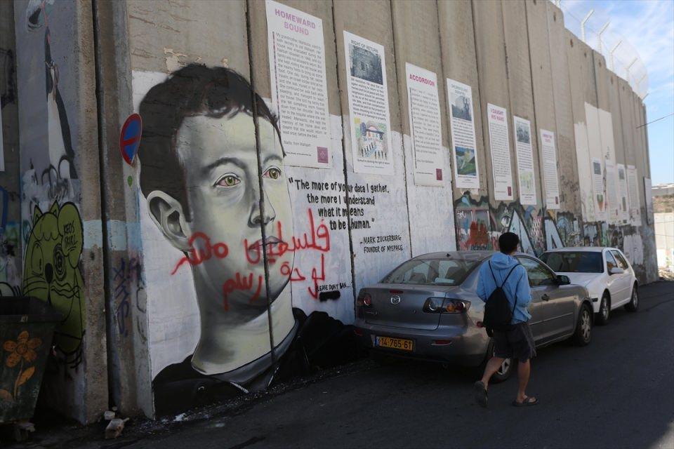 <p>Lushsux'un çizdiği grafitinin, Trump ile Netanyahu arasındaki sıkı ilişkiyi gözler önüne serdiğini belirten Amira, devlet başkanı seçildiğinden bu yana Netanyahu'ya destek veren Trump'ın Yahudi yerleşim birimi inşası konusunda İsrail yönetimini cesaretlendirdiğini ifade etti.</p>

<p> </p>
