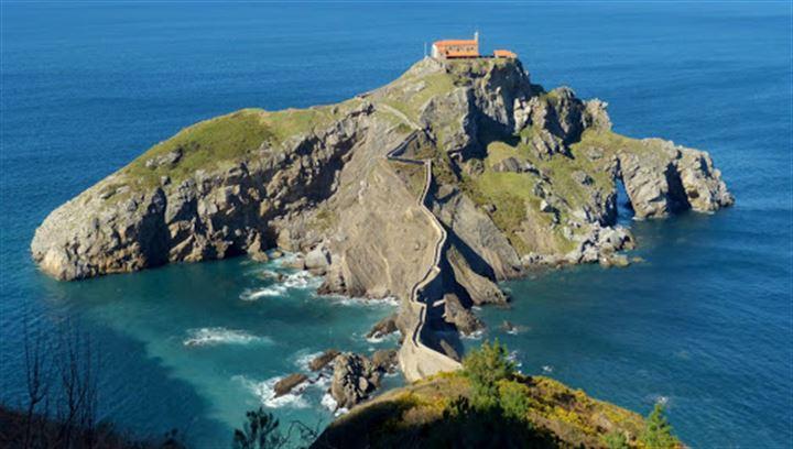 <p>İspanya'nın Bask Bölgesi'nde yer alan kayalık adası San Juan de Gaztelugatxe tapınağına giden merdivenler de dünyanın farklı köprülerinden biri. </p>
