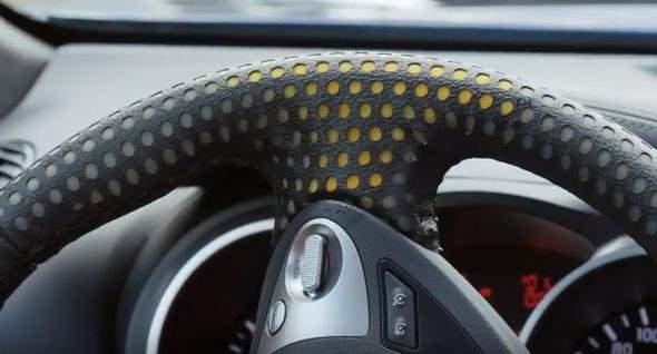 <p>SOAK adını taşıyan bu özel teknoloji, direksiyon ve koltuk sarardıkça susuzluk seviyenizi gösteriyor; bunu da sizin terleme durumunuza göre analiz ediyor.</p>

<p> </p>
