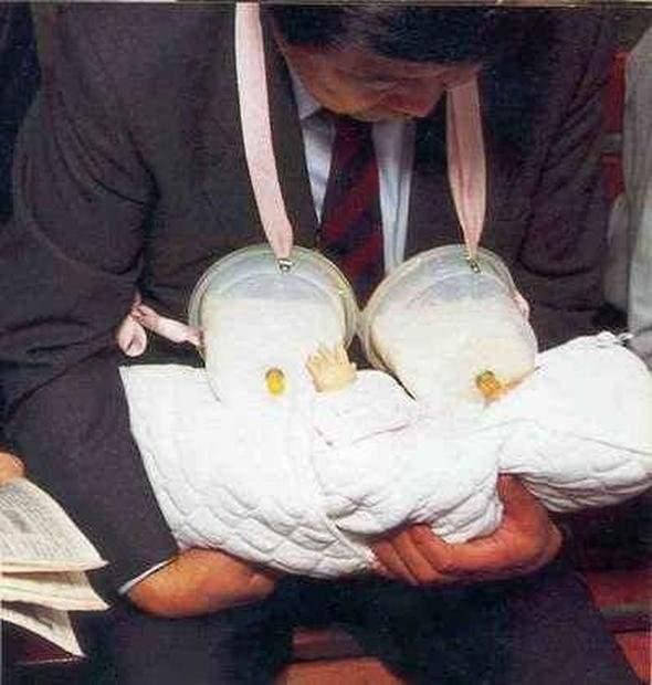 <p>Durun daha bitmedi! Japonların tek sıra dışı buluşu bu değil! Bebeklerine anne şefkati ile yaklaşmak isteyen Japon babaları için geliştirilmiş yapay memeler...</p>

<p> </p>
