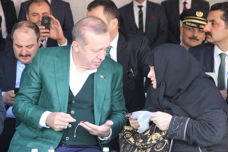 <p><strong>CUMHURBAŞKANI, MÜŞERREF TEYZE'Yİ ANNESİNE BENZETMİŞ</strong></p>

<p>Erdoğan'ın kendisini annesine benzettiği kaydeden Erdem, "Aynı rüyamdaki gibiydi. 3 gün önce rüyamda evime geldiğini görüyordum ona hazırladığım hediyeleri veriyordum. Ben de beraberimde götürdüğüm iki yüzüğü kendisi ve eşini Emine Hanım için verdim. Cumhurbaşkanımız da bana annesi hayrına bastırdığı ve içinde duaların olduğu kitabı hediye etti." ifadelerini kullandı.</p>
