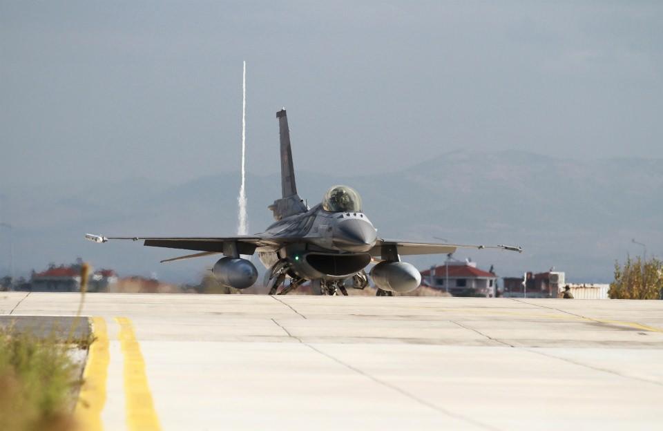 <p>Bu nedenle hava üssünde kuşlara zarar vermeden ses yolu ile kuşları pistten uzaklaştıran bir sistem aktif olarak çalışıyor. </p>